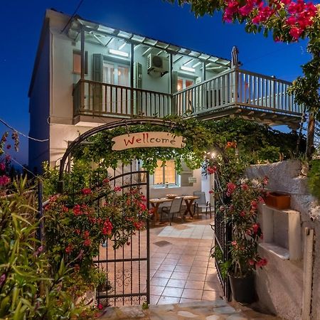 Servani Studios & Suites Loutraki  Exterior photo